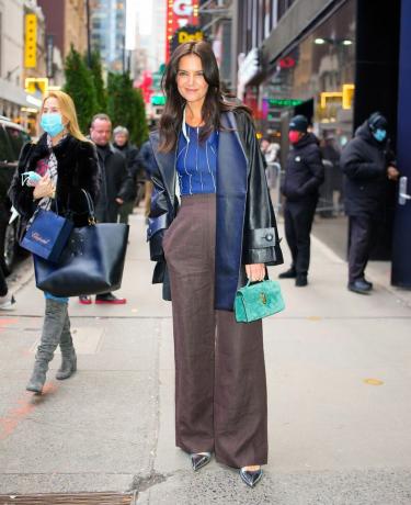 new york, new york 11 januari katie holmes vertrekt gma op 11 januari 2023 in new york city photo by gothamgc images