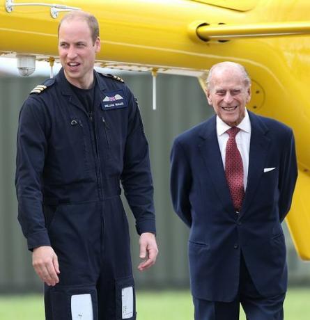 Prins Philip met zijn kleinzoon Prins William tijdens een bezoek aan de East Anglian Air Ambulance Base, 2013