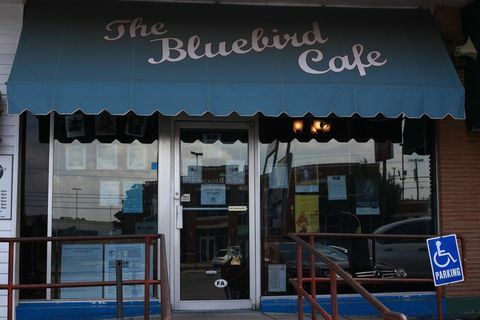 Hoe het is echt om achter de schermen te gaan in het Bluebird Café