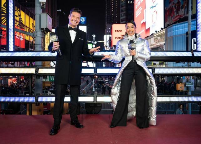 dick clarks nieuwjaar rockin eve met ryan seacrest 2022 dick clarks nieuwjaar rockin eve met ryan seacrest 2022 dick clarks nieuwjaar rockin eve met ryan seacrest 2022 markeerde de mijlpaal 50e verjaardag van Amerika's grootste viering van het jaar en omvatte meer dan vijf uur aan speciale optredens en verslagen over nieuwjaarsvieringen van over de hele wereld meest bekeken jaarlijkse viering, Dick Clarks New Years Rockin Eve met Ryan Seacrest, wordt uitgezonden op vrijdag 31 december, live op abc om 20.00 uur estphoto door Jeff Neiraabc via getty-afbeeldingen Ryan Seacrest, lia koshy