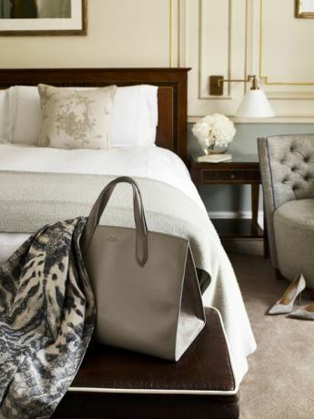 Opgemaakt bed en slaapkamer in Claridge's hotel