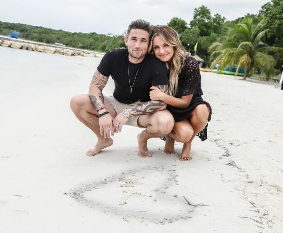 Het pasgetrouwde stel Michael Ray en Carly Pearce van countrymuziek is op huwelijksreis in de spectaculaire bungalows boven het water aan de zuidkust van Sandal in Jamaica