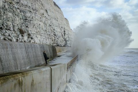 dameshorloges crashen aan de kust