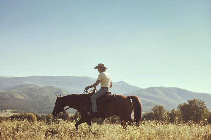 luke grimes op een paard