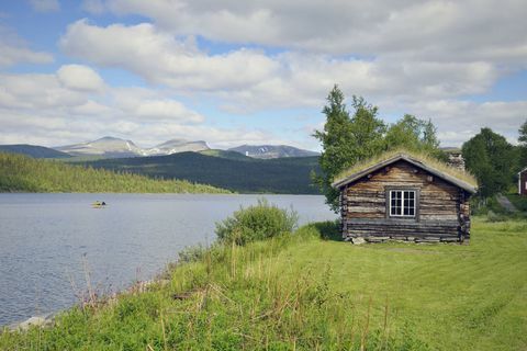 Het platteland van Zweden - houten hut en rivier