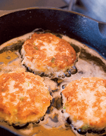 krabkoekjes bakken in olie in een pan