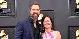 las vegas, nevada 03 april l r walker hayes en laney beville hayes wonen de 64e jaarlijkse grammy bij prijzen in mgm grand garden arena op 03 april 2022 in las vegas, nevada foto door amy sussmangetty afbeeldingen