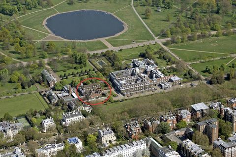 Buitenkant van het gebouw en Kensington-paleis en tuin, luchtfoto