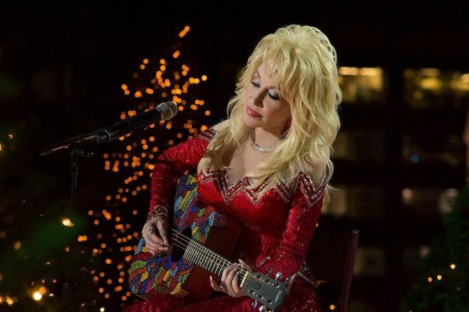Kerstmis in Rockefeller Center 2016 afgebeeld Dolly Parton repeteert voor Kerstmis 2016 rockefeller center foto door virginia sherwoodnbcu foto banknbcuniversal via getty afbeeldingen via getty afbeeldingen