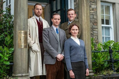 linksboven siegfried farnon samuel west, rechtsboven tristan farnon callum woodhouse, midden james herriot nicholas ralph, onder mevrouw hall anna madeley