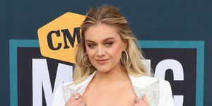 Nashville, Tennessee 11 april In deze afbeelding vrijgegeven op 11 april poseert Kelsea ballerini tijdens de 2022 cmt muziekprijs in Nashville, Tennessee foto door jason kempin 2022 cmt muziekprijzen getty afbeeldingen voor cmt