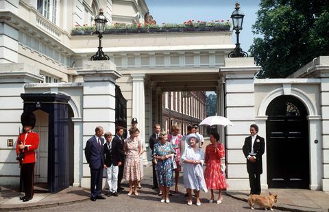 de koninklijke familie buiten Clarence House op de 90e verjaardag van de koningin-moeder