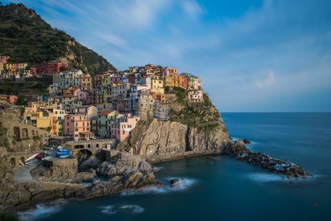 Het beroemde uitzichtpunt van de stad Manarola: schot met lange belichtingstijd van Manarola van Cinque Terre, Italië