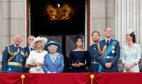 Leden van de koninklijke familie wonen evenementen bij om het eeuwfeest van de RAF te markeren