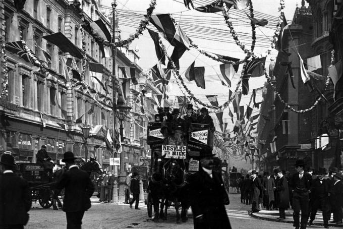 juni 1902 decoraties voor de kroning van Edward VII in Queen Victoria Street, Londen foto door londen stereoscopisch bedrijfhulton archivegetty images