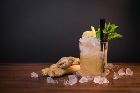 Gembercocktail met ijs en munt