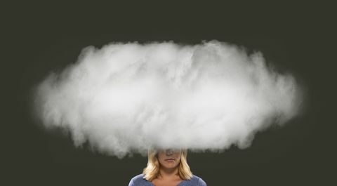 Het hoofd van de vrouw in een wolk - negatief denken