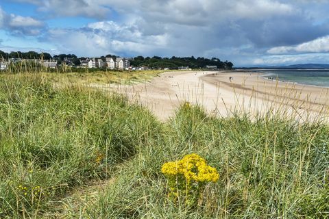 kijkend naar het westen langs het strand van Nairn, Moray Firth, Schotland, VK