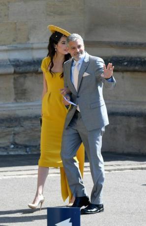 Amal Clooney draagt ​​Custom Prada tot Royal Wedding