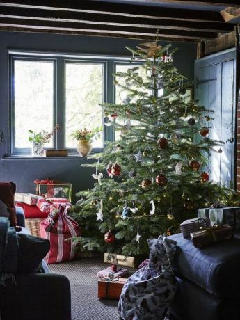 kerstboom presenteert geschenken