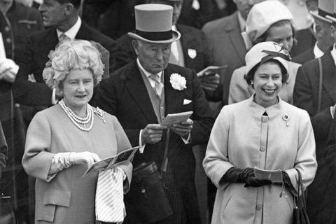 De koningin-moeder en koningin Elizabeth II op de Epsom-renbaan, mei 1963