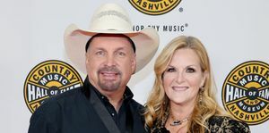 nashville, tennessee 16 oktober garth brooks en trisha yearwood wonen de class of 2022 medaillonceremonie bij in de country music hall of fame and museum op 16 oktober 2022 in nashville, tennessee foto door jason kempingetty afbeeldingen voor country music hall of fame en museum