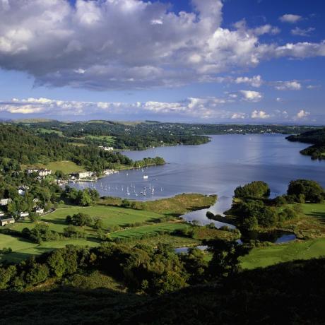 een uitzicht op Lake Windermere en Waterhead Bay in Ambleside in het Lake District National Park