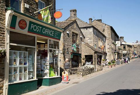 drukke hoofdstraat in Grassington, Yorkshire Dales National Park, Engeland, VK foto door geografie foto's universele afbeeldingen groep via Getty Images