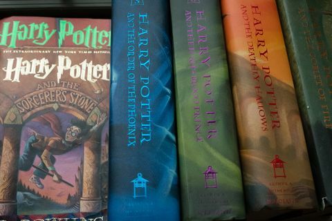 Een verzameling Harry Potter-boeken is afgebeeld in het huis van Caitlin Moore in Washington, DC.