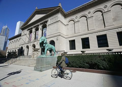 chicago, illinois 01 april een fietser rijdt langs het kunstinstituut met luiken van chicago tijdens de schuilplaats in de volgorde die werd voortgezet tot 30 april voor de covid 19-crisis in het centrum op 1 april 2020 in chicago, illinois, is de coronavirus-pandemie uitgegroeid tot minstens 180 landen en gebieden over de hele wereld, claimen meer dan 40.000 levens en infecteren honderdduizenden meer foto's door jonathan danielgetty afbeeldingen