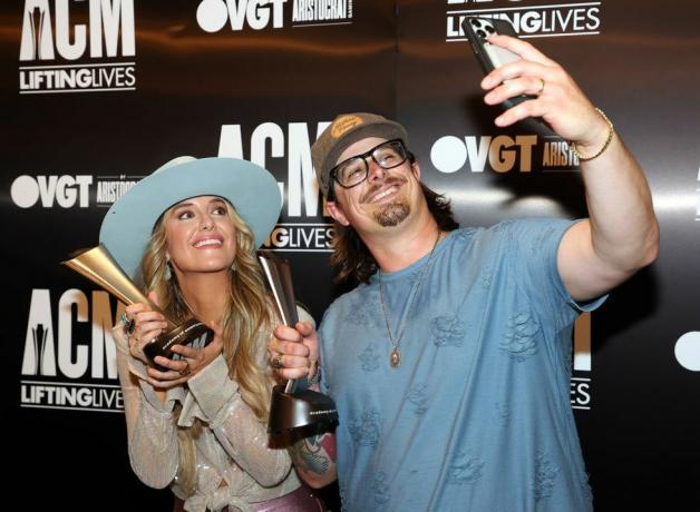 de kolonie, texas 10 mei lainey wilson en hardy poseren voor een selfie met acm-awards die ze na hun optreden op een persconferentie ontvingen bij de 2023 acm lifting lives topgolf tee off and rock on fundraiser bij topgolf op 10 mei 2023 in de kolonie, texas foto door richard rodriguezgetty afbeeldingen