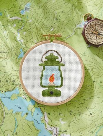  juli-augustus-cross-stitch-lantern-country-living 