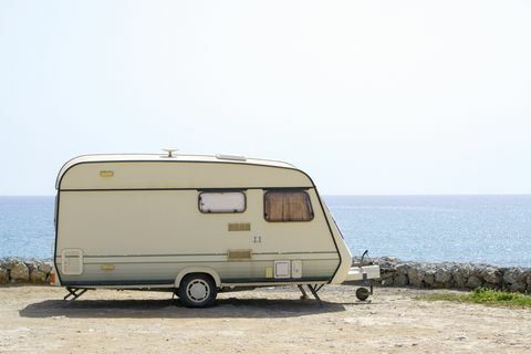 Retro caravan in de buurt van de oceaan