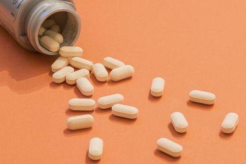 Zink tabletten op oranje achtergrond