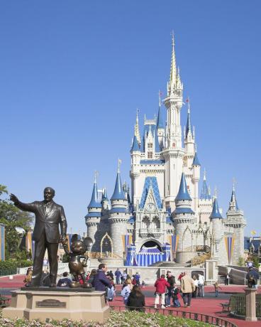 Walt Disney en Mickey Mouse partners standbeeld en Assepoester kasteel, Magic Kingdom, Orlando, Florida, VS.