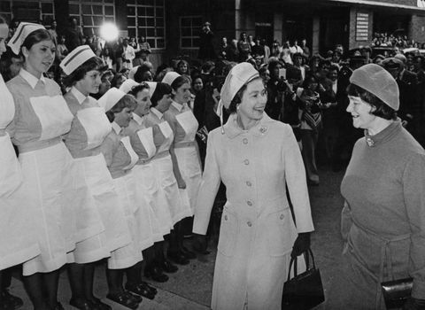 koningin elizabeth ii bezoekt great ormond street hospital, londen, 10 november 1977