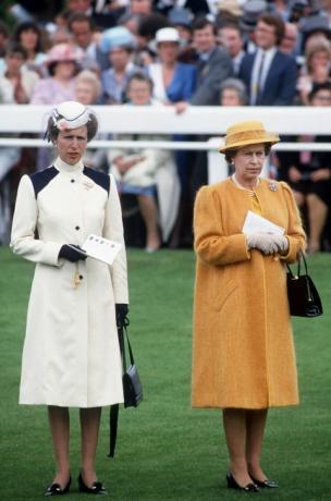 Prinses Anne met de koningin op de Epsom Derby, 1985