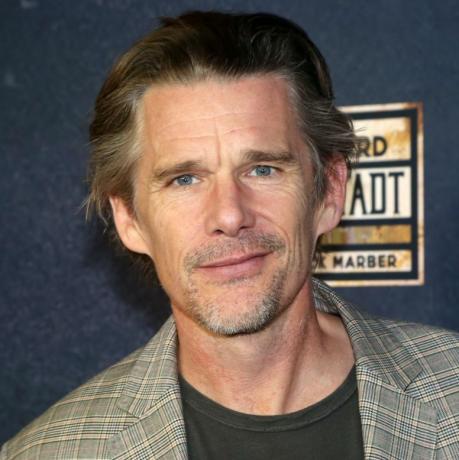 ethan hawke poseert op de openingsavond van het nieuwe tom stoppard toneelstuk leopoldstadt op broadway in het longacre theater op 2 oktober 2022 in new york city foto door bruce glikaswireimage