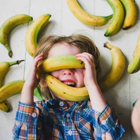 Kinderen (2-3, 4-5) bedekt met bananen