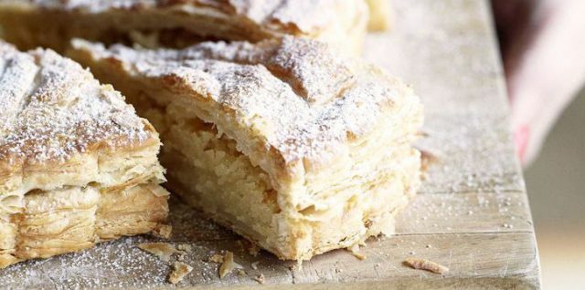 Twaalfde Nachtcake die op houten raad wordt gesneden