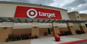 logo is zichtbaar op de gevel van de beoogde winkel onder een dramatische hemel in San Ramon, Californië, 30 mei 2020 foto door smith collectiongadogetty images