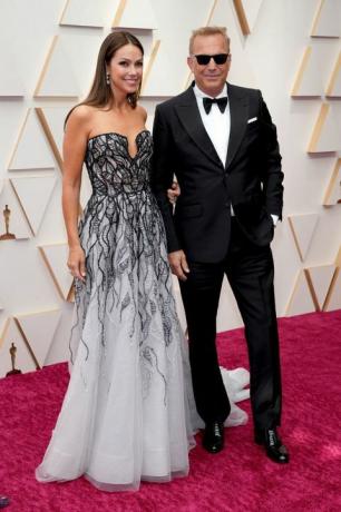 christine baumgartner en kevin costner op de rode loper van de oscars