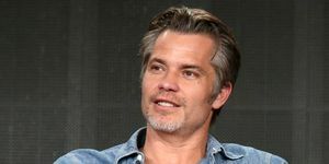 timothy olyphant spreekt op het podium tijdens 'gerechtvaardigd' panel, persreis van de vereniging van televisiecritici in januari 2015 in Pasadena