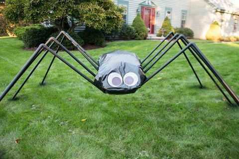 DIY Giant Spider Decorations