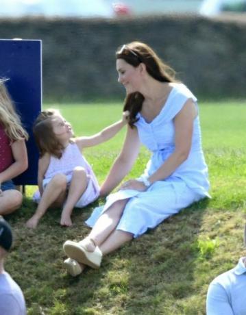 Prince George en Princess Charlotte Speel met Kate Middleton