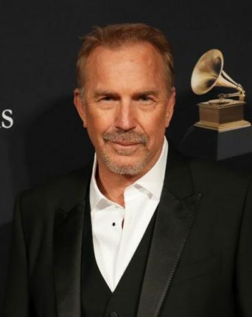 Beverly Hills, Californië 04 februari, alleen voor redactioneel gebruik Kevin Costner woont het pre grammy gala bij Grammy groet aan iconen uit de industrie ter ere van Julie Greenwald Craig Kallman in het Beverly Hilton op 4 februari 2023 in Beverly Hills, Californië foto door Jeff kravitzfilmmagie