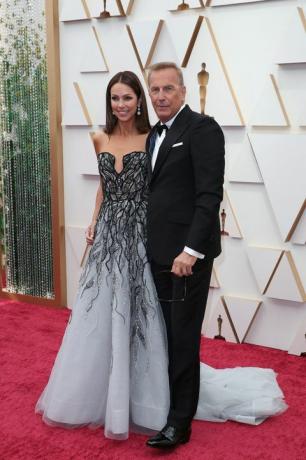 Kevin Costner en zijn vrouw bij de 94e Oscars