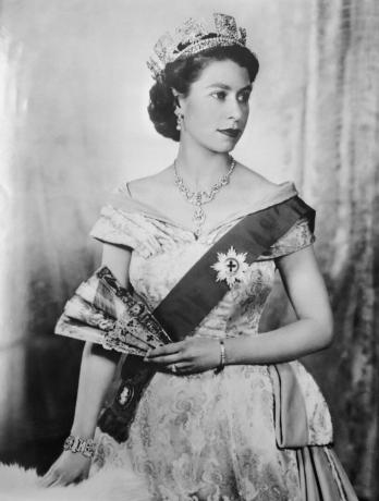 origineel bijschrift portret van koningin elizabeth ii van engeland met tiara en lint van de orde van de garder