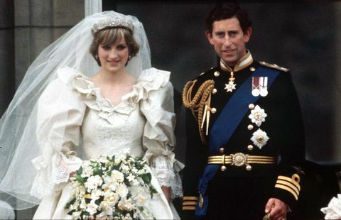 Londen, Verenigd Koninkrijk 29 juli prins Charles en prinses Diana op het balkon van Buckingham Palace op hun trouwdag die de prinses draagt een trouwjurk ontworpen door david en elizabeth emanuel de prins draagt ​​een marine-uniformfoto door tim graham fotobibliotheek via getty afbeeldingen