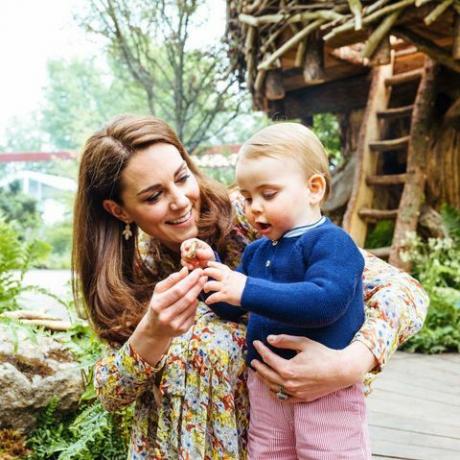 kate middleton geeft prins george, prinses charlotte en prins louise privérondleiding door de tuin van terug naar de natuur